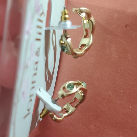 ☆NWT☆ Lonna&Lilly gold hoops with green rhinestones - Picture 4 of 4